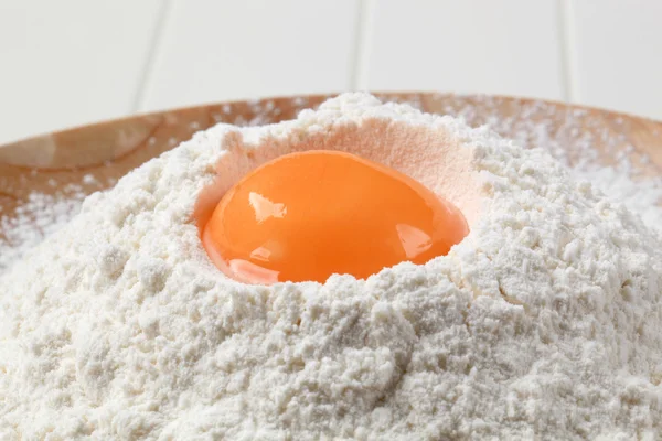 Żółtka jaj i mąki — Zdjęcie stockowe