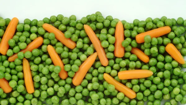 Guisantes verdes y zanahorias bebé — Foto de Stock