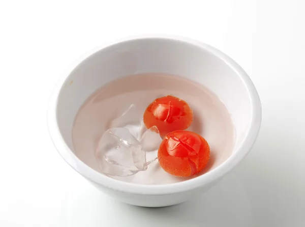 Peeling tomatoes — Stock Photo, Image