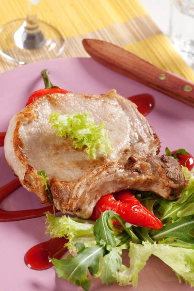 Kızarmış domuz eti ve eşlik — Stok fotoğraf