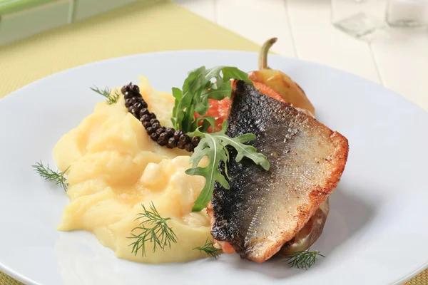Filet de truite saumon rôti — Photo