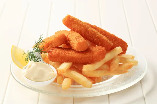 Stekta Fiskpinnar och pommes frites — Stockfoto