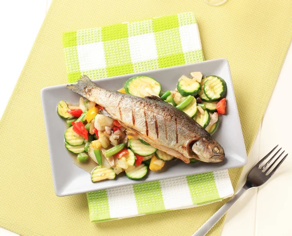 Gegrilde forel en gemengde groenten — Stockfoto