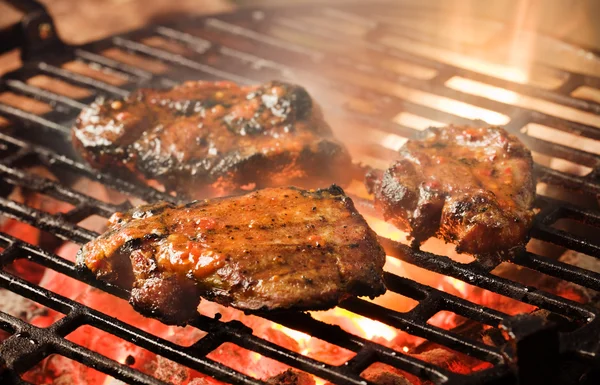 Grelhar carne marinada — Fotografia de Stock
