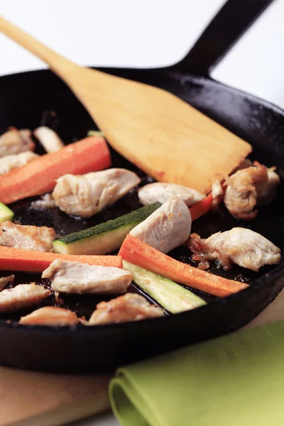 Förbereda en kyckling stek — Stockfoto