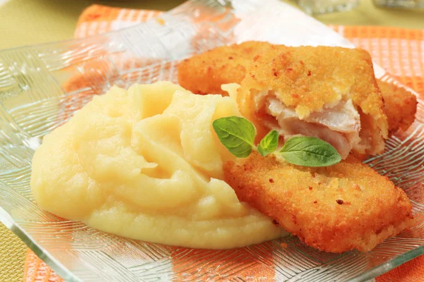 Fried fish and mashed potato — Stock Photo, Image