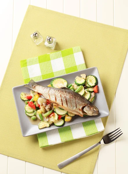 烤的鳟鱼和混合的蔬菜 — 图库照片