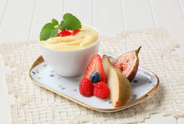 Bowl of creamy pudding and fresh fruit — Stock Photo, Image