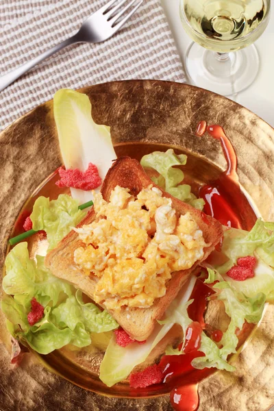 Uova strapazzate su pane tostato e insalata fresca — Foto Stock