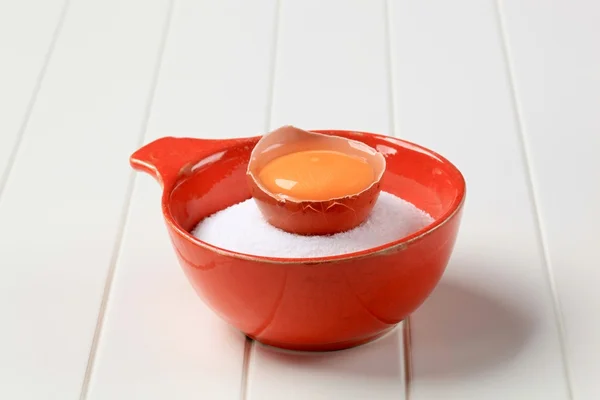 Rauw ei eierdooier en suikermengeling — Stockfoto