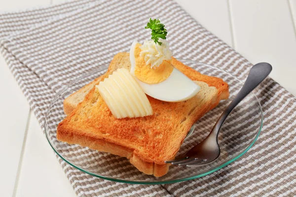 Поджаренный хлеб с маслом — стоковое фото