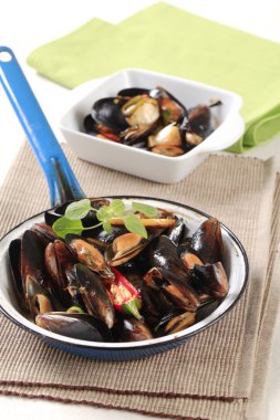 Steamed mussels clipart