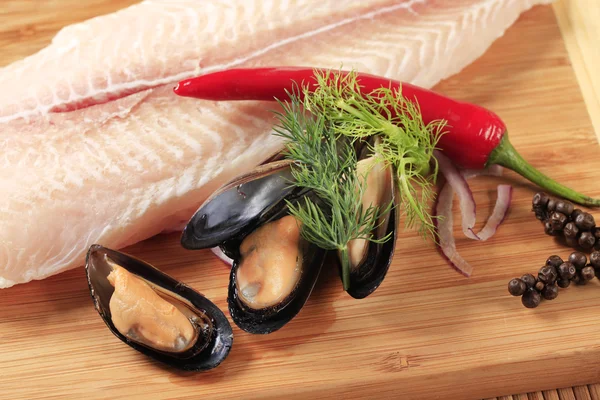 Fresh fish fillet and mussels — Stock Photo, Image