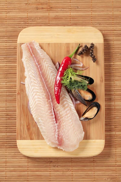 Filé de peixe fresco e mexilhões — Fotografia de Stock