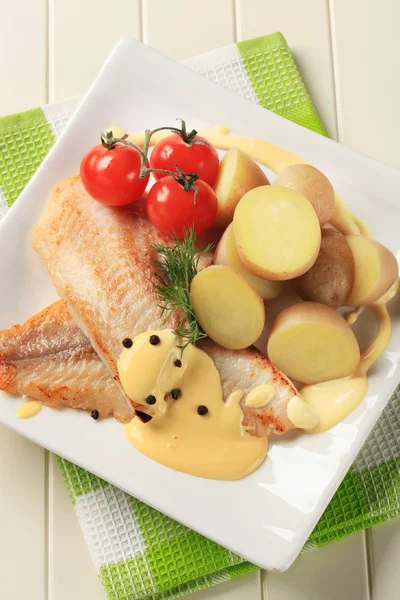 Filetes de peixe frito panela e batatas — Fotografia de Stock