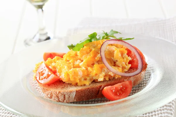 Bread and scrambled eggs — Stock Photo, Image
