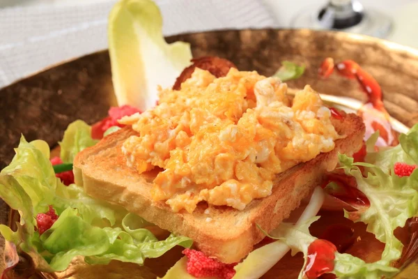 Scrambled eggs on toast and fresh salad — Stock Photo, Image