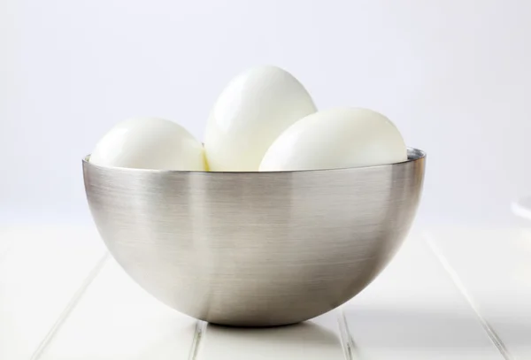 Αποφλοιωμένες σκληρά βρασμένα αυγά — Φωτογραφία Αρχείου