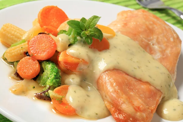 Chicken breast and mixed vegetables poured with sauce — Stock Photo, Image