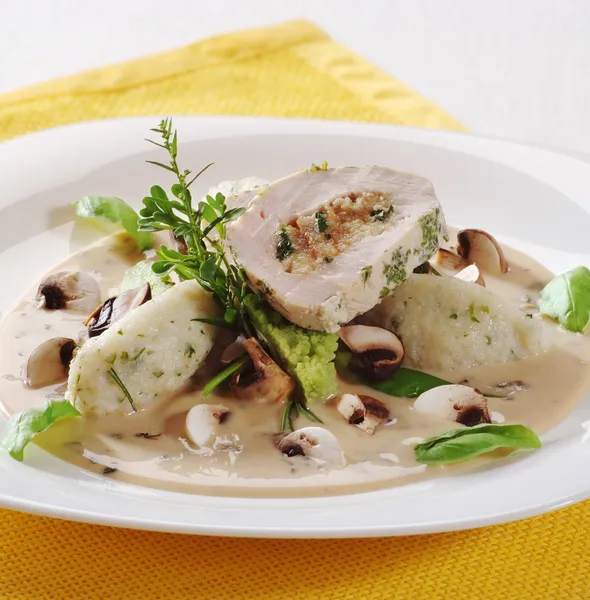 Kip roll en aardappel dumplings in champignonsaus — Stockfoto