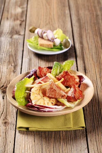 Pan gebakken varkensvlees en fruit salade — Stockfoto