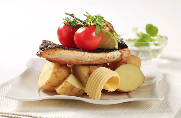 Pan gebakken forel en aardappelen — Stockfoto