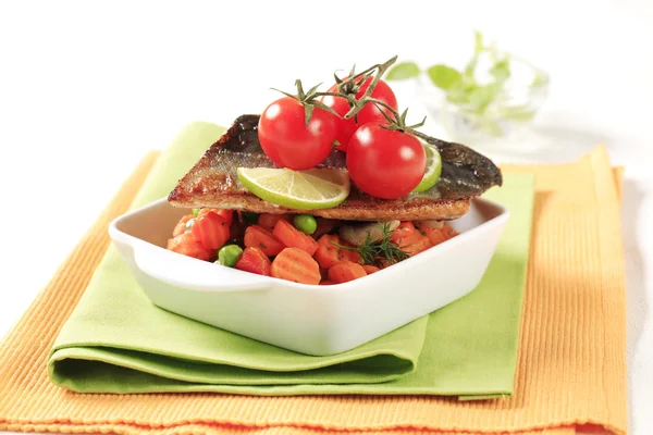 팬 튀긴된 송어와 혼합된 야채 — 스톡 사진