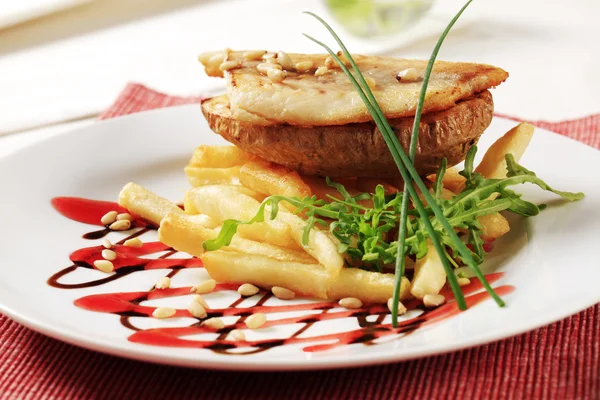 Pan fried fish fillet and fries — Stock Photo, Image