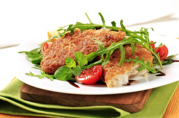 Fried fish and fresh salad — Stock Photo, Image