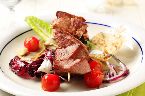 Kebab de cerdo y verduras —  Fotos de Stock