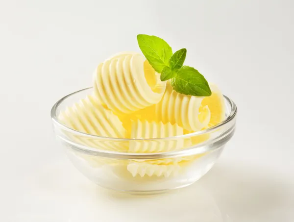 Cachos de manteiga em uma tigela de vidro — Fotografia de Stock