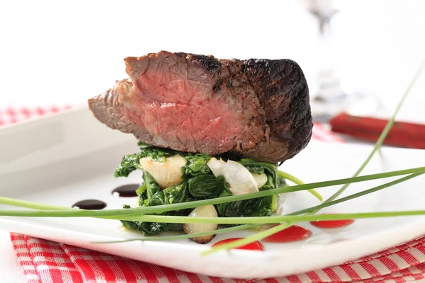 Pečené hovězí maso a špenát listy — Stock fotografie