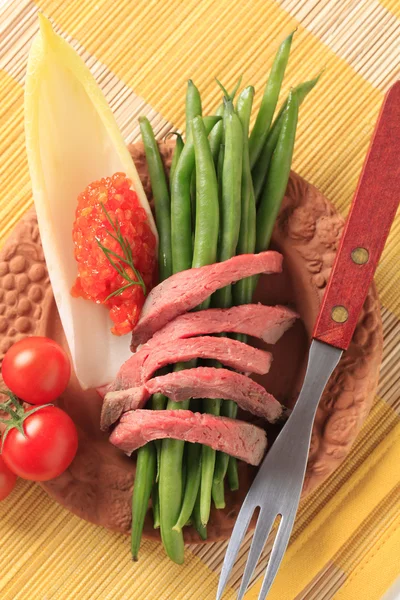Sığır eti ve sebze şeritler — Stok fotoğraf