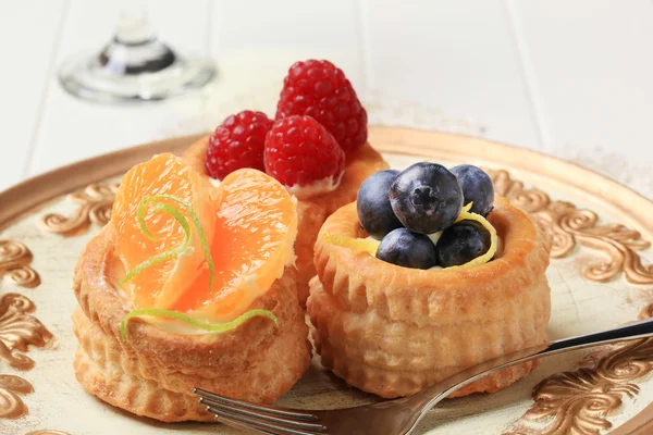 Pasteles de hojaldre con crema y fruta — Foto de Stock