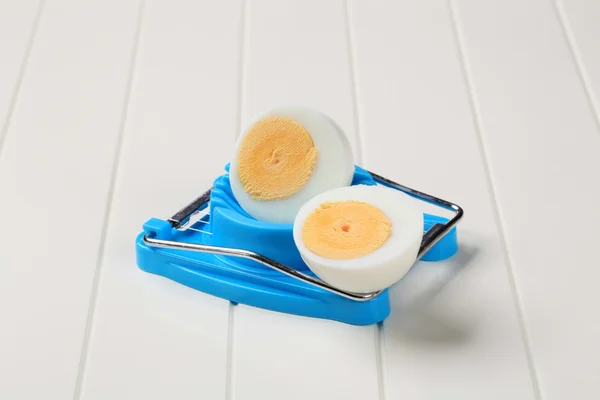 Haşlanmış yumurta ve bir kesici — Stok fotoğraf