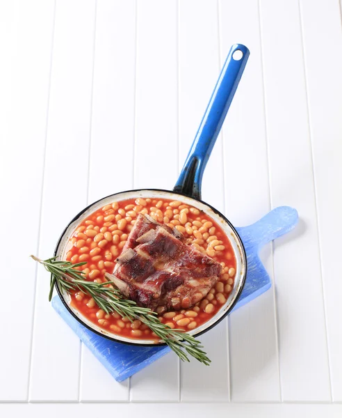 Pork ribs and baked beans — Stock Photo, Image