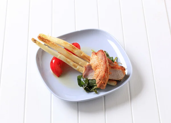 マリネした鶏肉と焼きアスパラガス — ストック写真