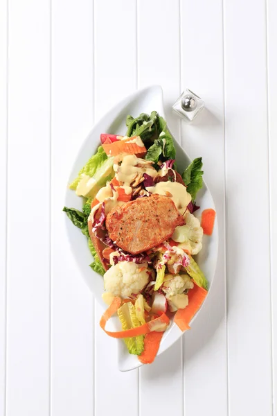 Marinated pork chop and vegetable salad — Stock Photo, Image