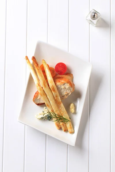 Pan petto di pollo fritto e asparagi — Foto Stock