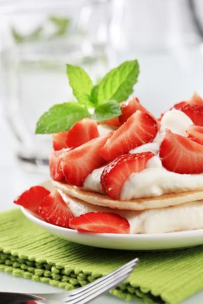 Pancakes with cream cheese and strawberries — Stock Photo, Image
