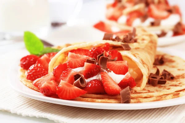 Crêpes mit Süßkäse und Erdbeeren — Stockfoto