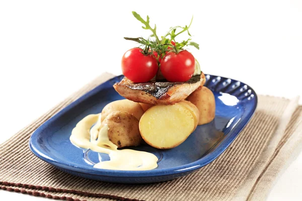 Pan gebakken forel en aardappelen — Stockfoto