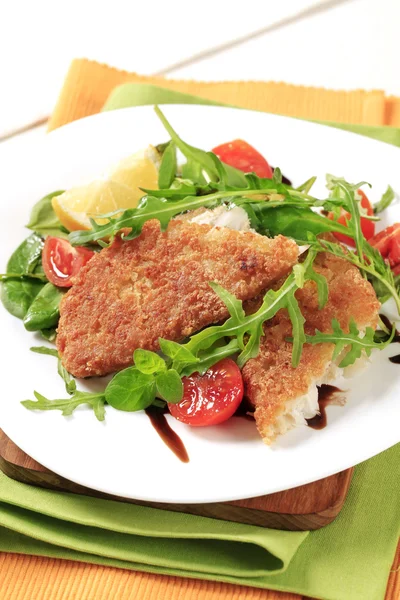 Pesce fritto e insalata fresca — Foto Stock