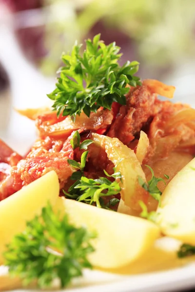 Vegetable and sausage stir-fry and potatoes — Stock Photo, Image