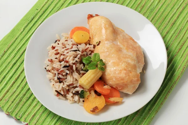 Κρέας κοτόπουλο με μικτή ρύζι και λαχανικά — Φωτογραφία Αρχείου