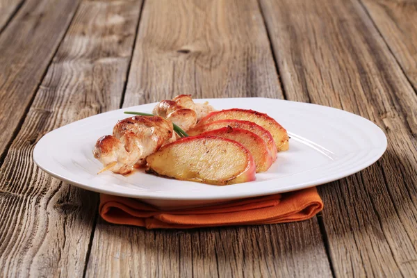 Chicken skewer and apple — Stock Photo, Image