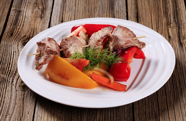 Venison skewer and vegetables — Stock Photo, Image