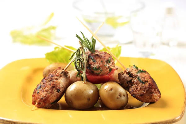 Carne picada kebabs e batatas novas — Fotografia de Stock