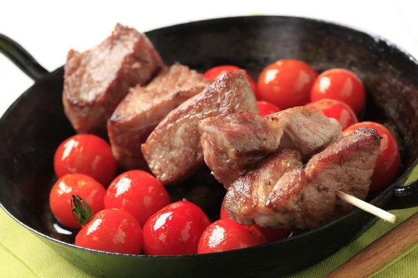 Varkensvlees kebab en tomaten — Stockfoto