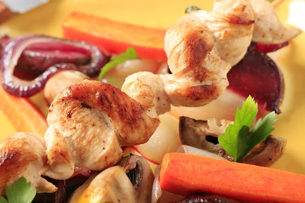 Chicken skewer and vegetables — Stock Photo, Image